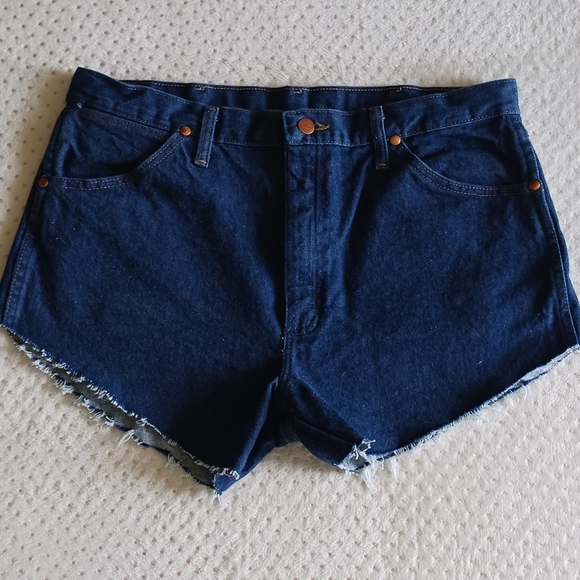Vintage Wrangler High Waist Cut-Off Denim shorts - Picture 2 of 13